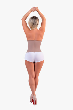 Mujer usando cinturilla reductora 805 bajo blusa ajustada